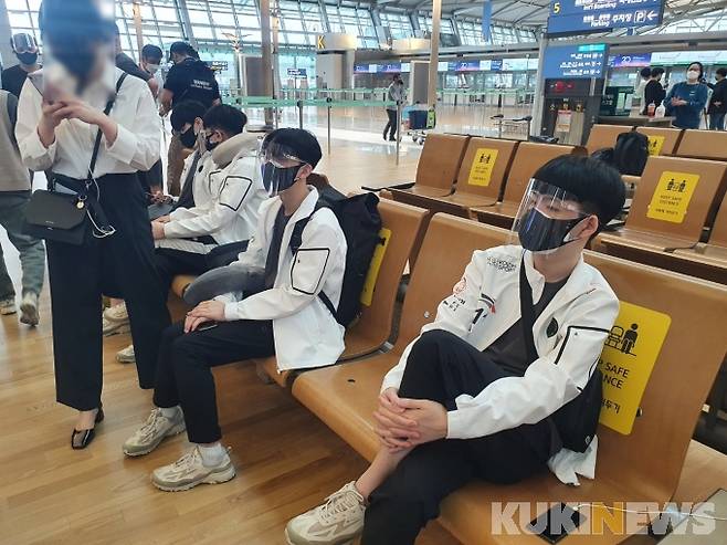 2중마스크와 보안경, 페이스 실드로 꼼꼼한 개인방역이 돋보이는 한화생명 e스포츠 선수단.&nbsp; &nbsp;사진=강한결 기자