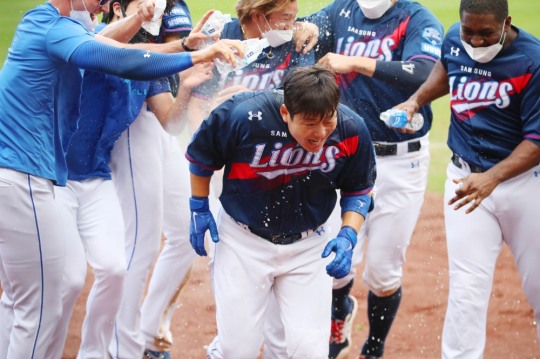 26일 대구 NC전에서 9회말 끝내기 안타를 날린 이원석이 동료들로부터 축하 물세레를 받고 있다.[연합뉴스]