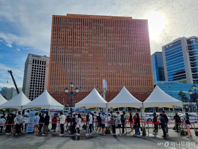 26일 오전 9시쯤 서울 중구 서울역 광장 앞에 마련된 임시선별진료소에 시민들이 줄을 서있다. /사진=이세연 기자