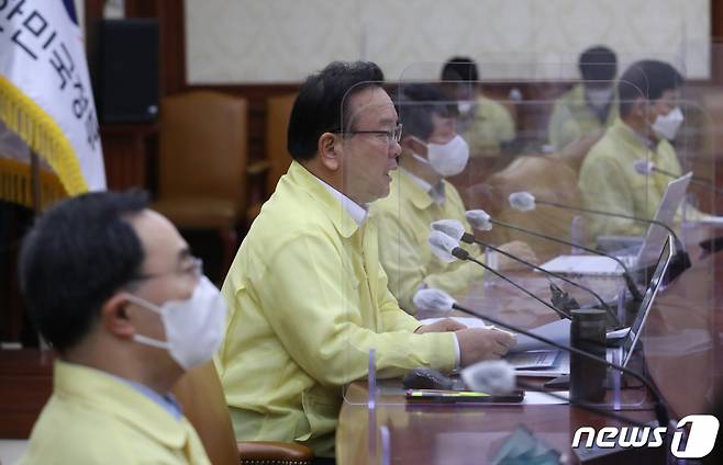 (서울=뉴스1) 송원영 기자 = 김부겸 국무총리가 26일 서울 종로구 정부서울청사에서 열린 신종 코로나바이러스 감염증(코로나19) 중앙재난안전대책본부(중대본) 회의에서 모두 발언을 하고 있다. 2021.9.26/뉴스1