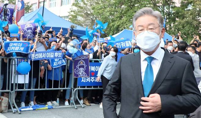 이재명 더불어민주당 대선 경선 후보가 26일 전북 완주군 우석대학교에서 열린 더불어민주당 대선 후보 선출을 위한 전북 합동 연설회에 참석해 장내로 들어서고 있다. / 사진제공=뉴시스