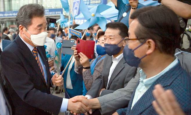 더불어민주당 대선 주자인 이낙연 후보가 이달 25일 오후 광주 서구 김대중컨벤션센터에서 열린 대선 경선 광주·전남 합동연설회를 마친 뒤 지지자들에게 손인사를 하고 있다. / 사진제공=뉴시스