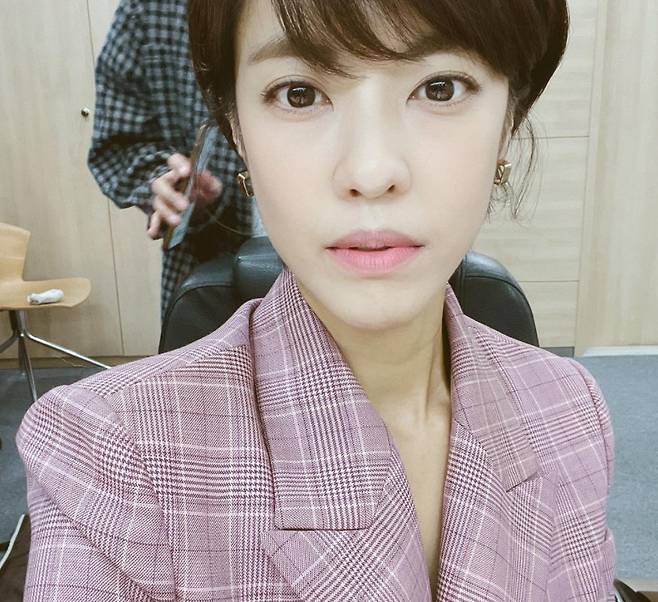 Actor Lee Yoon-ji has reported on the latest.Lee Yoon-ji posted a picture on September 26th on his personal Instagram with an article entitled It is amazing to be able to hit the brand if you wear the right size.Lee Yoon-ji, in the public photo, is wearing a neat pink jacket and taking a selfie. The distinctive features that stand out on the face are impressive.A combination of pale lip and pink Jacket creates an autumn atmosphere.The netizens who watched this responded Jacket and Lip are so good together and It is beautiful like a deer.Meanwhile, Lee Yoon-ji appeared on Channel A Oh Eun Youngs Golden Counseling Center.
