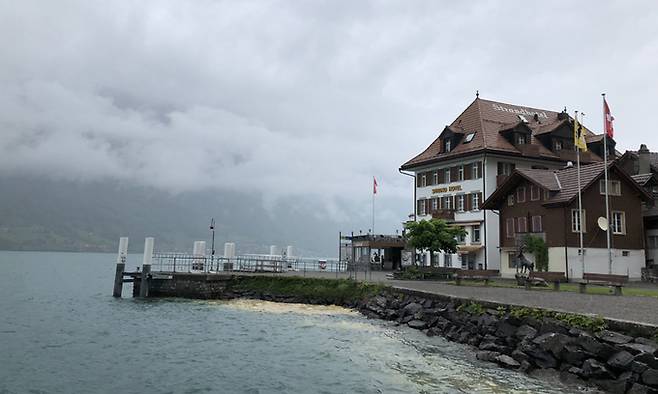 이젤발트. 몇 년 전 TV 드라마 ‘사랑의 불시착’에 배우 현빈이 호숫가에서 피아노를 치는 모습을 촬영한 브리엔츠 호숫가 작은 마을이다. 안개가 피어오르는 호수에서 여객선을 기다리면 어디선가 피아노 선율이 들리는 듯하다.