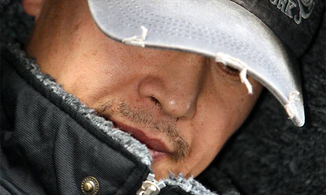 지난 2009년 2월1일 연쇄살인범 강호순이 현장검증을 위해 경기도 안산 상록경찰서를 나서는 모습. 연합뉴스