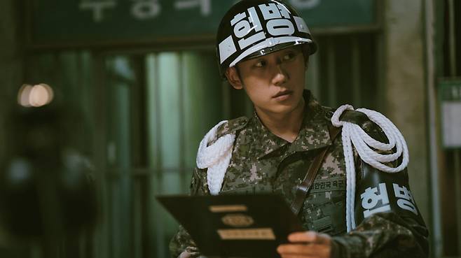 넷플릭스 오리지널 드라마 《디피(D.P.)》의 한 장면ⓒ넷플릭스