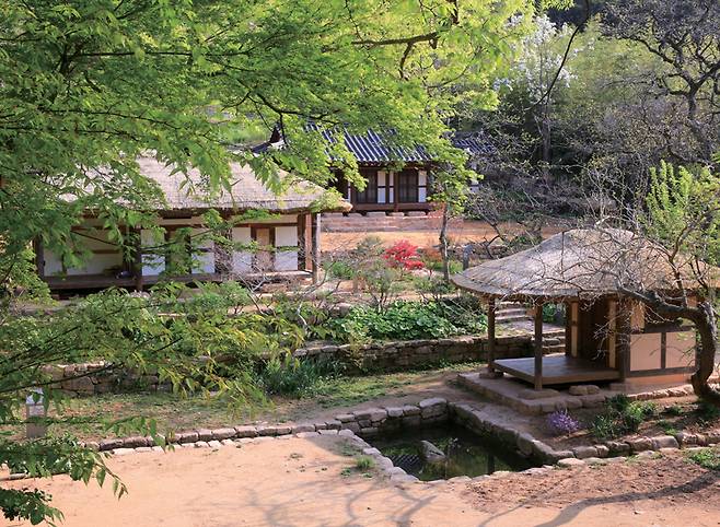 외부에서 끌어들인 계곡수를 아홉 굽이로 나눠 술잔을 띄워 놀았다는 제5경 유상곡수ⓒ강진군청 제공