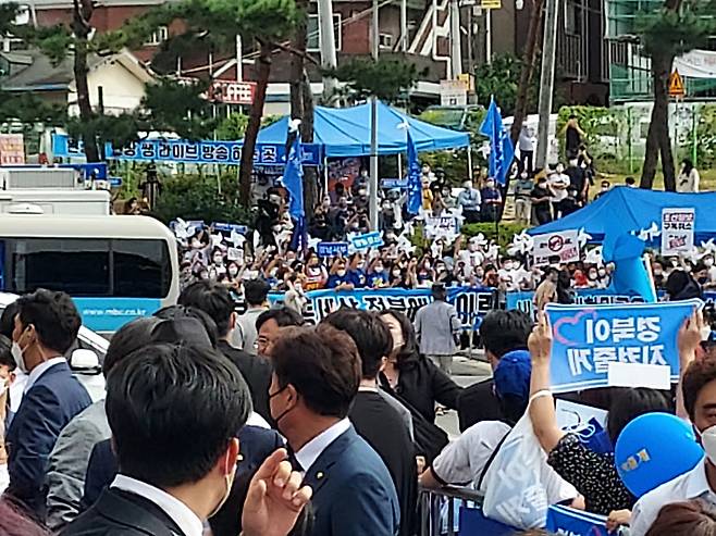 더불어민주당 대선 경선 호남권 후반부 전북 지역순회 경선이 열린 26일 오후 전북 완주 우석대학교 체육관 앞 광장은 코로나19가 무색하게 몰려든 지지자들의 응원 열기로 가득 찼다. ⓒ시사저널 정성환