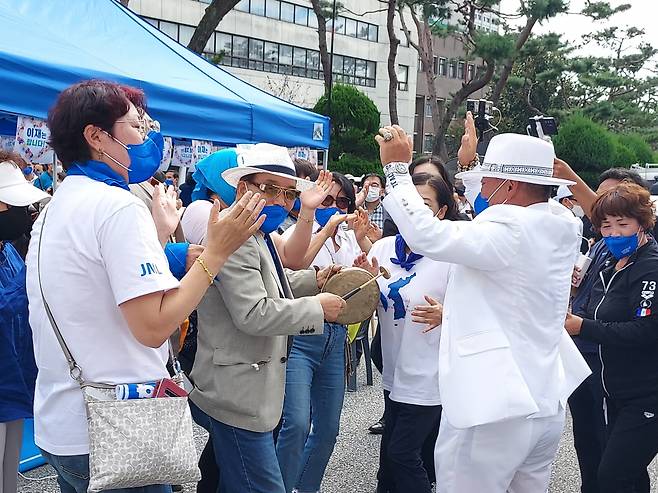 더불어민주당 대선 경선 호남권 후반부 전북 지역순회 경선이 열린 26일 오후 전북 완주 우석대학교 체육관 앞 광장은 코로나19가 무색하게 몰려든 지지자들의 응원 열기로 가득 찼다. 이재명 경기지사 지지자들의 응원전 모습 ⓒ시사저널 정성환