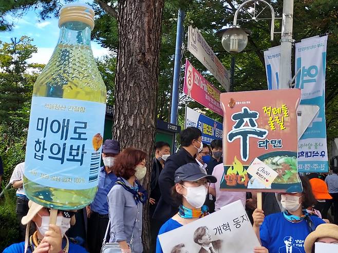 더불어민주당 대선 경선 호남권 후반부 전북 지역순회 경선이 열린 26일 오후 전북 완주 우석대학교 체육관 앞 광장은 코로나19가 무색하게 몰려든 지지자들의 응원 열기로 가득 찼다. 추미애 전 법무부장관 지지자들의 응원전 모습 ⓒ시사저널 정성환