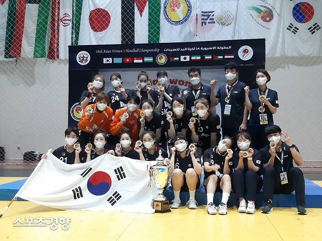 한국 여자 핸드볼 대표팀이 26일 요르단 암만에서 끝난 제18호 아시아 선수권 대회 결승에서 일본을 꺾고 우승한 뒤 기념촬영을 하고 있다. | 대한핸드볼연맹 제공
