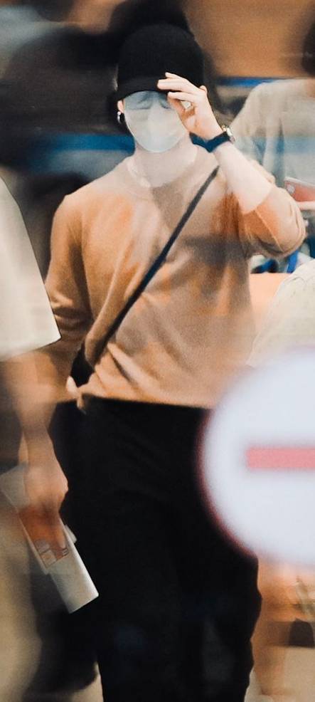 '패션도 특사' 방탄소년단 지민, 입국 패션 149만원 니트 '품절'.. JIMIN is Brand, JIMIN Effect