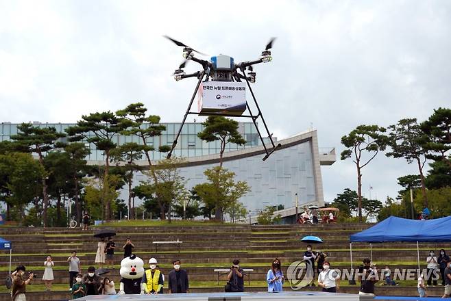 드론 피자 배송 서비스 개시 (서울=연합뉴스) 국토교통부가 국내 드론업체인 피스퀘어, 도미노피자와 함께 8월 22일부터 세종시에서 드론 피자 배송 서비스를 시작했다. 사진은 세종호수공원 인근 배송에 투입된 드론. 2021.8.22 
    [국토교통부 제공. 재판매 및 DB 금지] photo@yna.co.kr