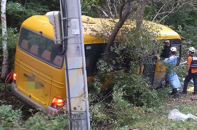 강릉서 미니버스 도로 이탈 사고 [강원도소방본부 제공.재판매 및 DB 금지]