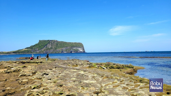 광치기 해변에서 바라본 성산일출봉. 분출되는 용암이 차가운 바닷물과 부딪치면서 만들어진 '성산일출봉은 지난 2007년 세계자연유산으로 등재되었다. ⓒ김재원