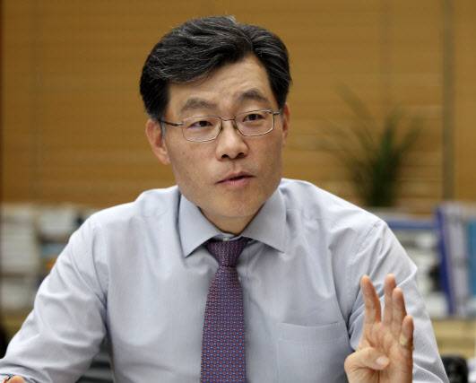 [이데일리 김태형 기자] 최재영 국제금융센터 원장이 16일 서울 중구 은행회관 국제금융센터 사무실에서 이데일리와 인터뷰를 하고 있다.