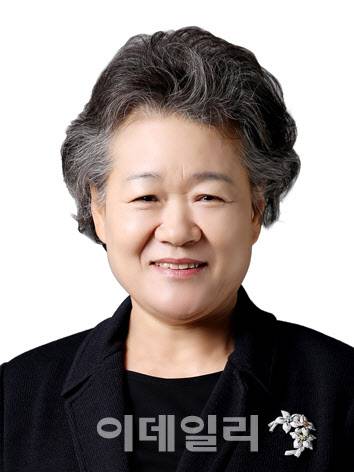 27일 ‘제48회 관광의 날’을 맞아 은탑산업훈장을 수상하는 박춘희 대명소노그룹 회장(사진=문체부)