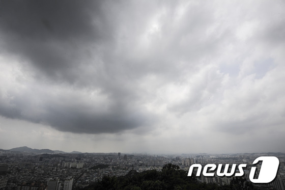 흐린 날씨를 보이는 광주 도심./뉴스1 DB © News1