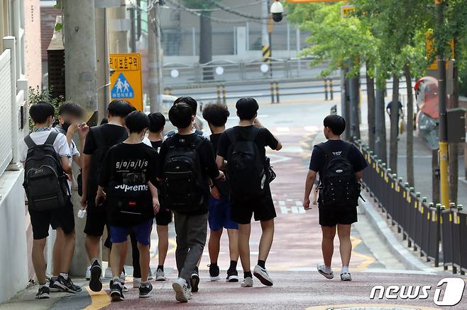 서울 시내 한 중학교에서 학생들이 하교하는 모습. /뉴스1 © News1 황기선 기자