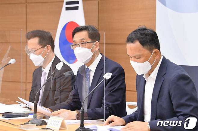 한훈 기획재정부 차관보가 27일 정부세종청사에서 열린 '상생소비지원금 브리핑'에서 모두발언을 하고 있다. (기획재정부 제공) 2021.9.27/뉴스1