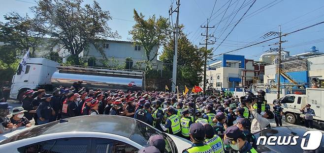 SPC삼립 청주공장 물류 출하 저지 집회가 열린 24일 민주노총 공공운수노동조합 화물연대본부 노조원이 경찰 저지선 돌파를 시도하고 있다.2021.9.24/© 뉴스1 조준영 기자