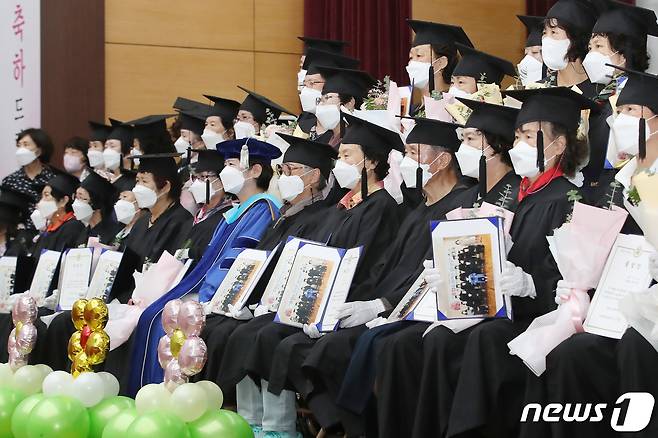 27일 오전 대구시교육청 행복관에서 열린 '대구내일학교 초등과정 제9회 졸업식'에 참석한 졸업생들이 기념사진을 찍고 있다. 2021.9.27/뉴스1 © News1 공정식 기자