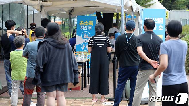 추석 연휴 마지막 날인 22일 오전 경기 용인시 처인구 영동고속도로 용인휴게소(인천방향)에 설치된 임시선별검사소에서 시민들이 신종 코로나바이러스 감염증(코로나19) 검체 검사를 받기위해 줄을 서고 있다. 2021.9.22/뉴스1 © News1 김영운 기자