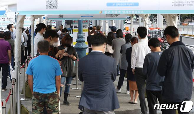 서울역 선별진료소에서 시민들이 신종 코로나바이러스 감염증(코로나19) 검체 검사를 받기 위해 줄을 서 있다. 2021.9.27/뉴스1 © News1 신웅수 기자