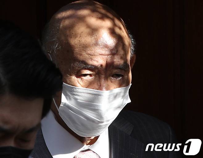 5.18 헬기사격을 증언한 고(故) 조비오 신부에 대한 사자명예훼손 혐의로 재판을 받는 전두환이 광주지방법원에서 열리는 항소심에 출석하기 위해 지난달 9일 오전 서울 서대문구 연희동 자택을 나서고 있다. 2021.8.9/뉴스1 © News1 신웅수 기자