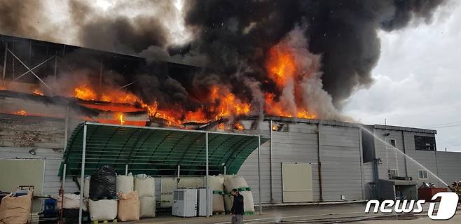 27일 오후 3시2분쯤 충북 음성군 생극면 한 버섯재배 연구시설에서 불이 났다. (충북소방본부 제공) © 뉴스1