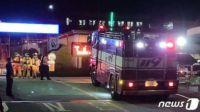 27일 오후 6시10분께 충남 청양군 정산면 애경화학 청양공장에서 불이 나 소방차가 공장부지로 진입하고 있다. © 뉴스1 조문현 기자