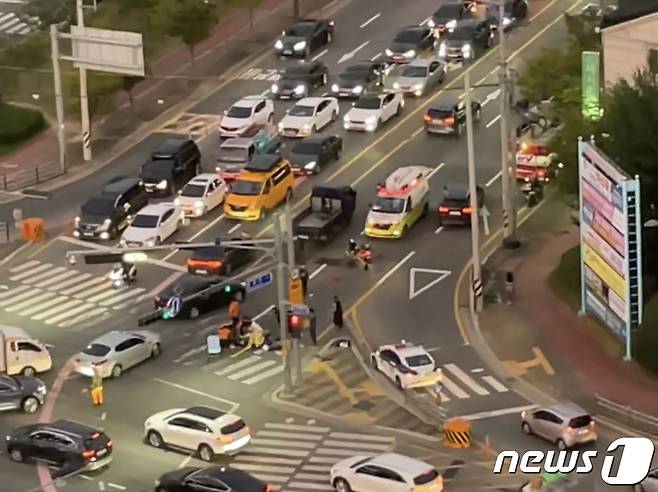 (김해=뉴스1) 강정태 기자 = 27일 오후 6시16분쯤 경남 김해 진영읍 장등교차로에서 그랜져 승용차와 오토바이가 추돌하는 사고가 발생했다. 사진은 사고 현장 모습. (독자제공) © 뉴스1