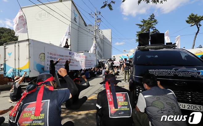 민주노총 화물연대본부 조합원들이 23일 세종시 금남면 SPC삼립 세종공장에서 'SPC 투쟁 승리를 위한 확대 간부 결의대회'를 갖고 있다. 화물연대는 지난 15일부터 SPC 사업장 운송거부 연대파업에 들어간 상황이다. 2021.9.23/뉴스1 © News1 장수영 기자