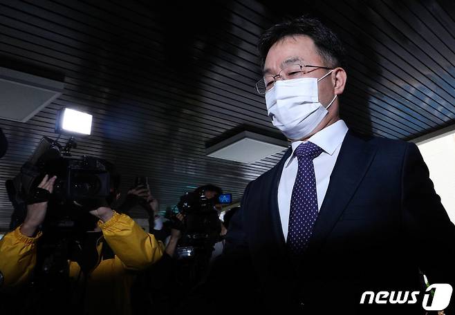 경기 성남 대장동 개발 사업 특혜 논란을 빚은 자산관리회사 화천대유의 대주주 김만배씨가 참고인 조사를 받기 위해 27일 서울 용산경찰서에 출석하고 있다. 2021.9.27/뉴스1 © News1 성동훈 기자