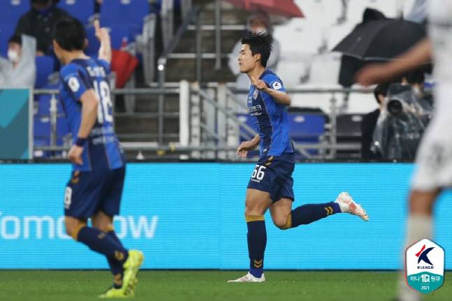 울산 현대 설영우가 지난 5월16일 울산문수경기장에서 열린 수원 삼성과 홈경기에서 프로 데뷔골을 넣은 뒤 세리머니하고 있다. 제공 | 한국프로축구연맹