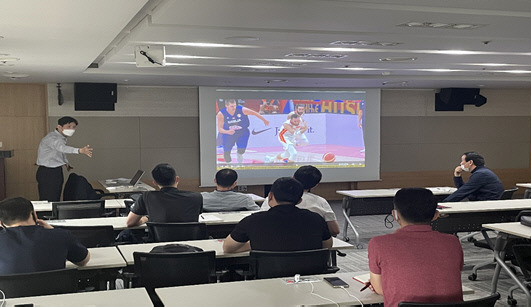 장준혁 KBL 심판이 KBA 심판들을 대상으로 영상 교육을 진행하고 있는 모습. 제공 | KBL