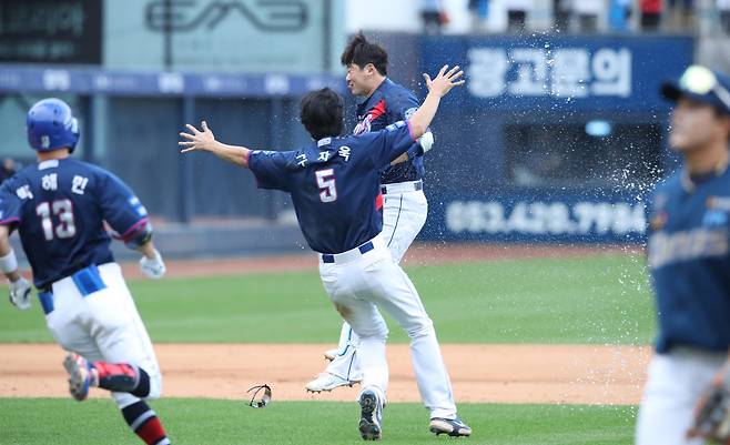 '2021 신한은행 SOL KBO 리그' NC-삼성 경기

삼성 9회말 2사 2루서 5번타자 이원석 중전 끝내기 1루타, 삼성 1대 0 승리

대구 삼성라이온즈파크

2021년 9월 26일. 사진제공=삼성 라이온즈