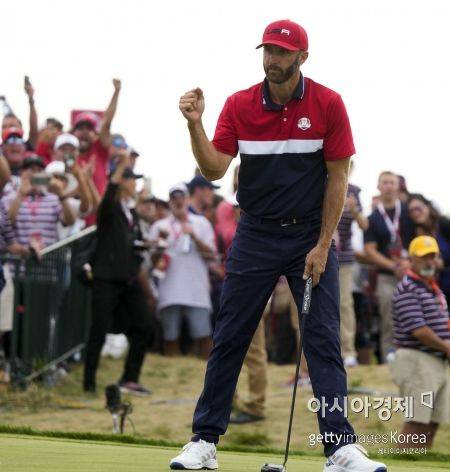 더스틴 존슨이 라이더컵 최종일 싱글매치 도중 15번홀에서 버디를 솎아낸 뒤 환호하고 있다. 헤이븐(미국)=Getty images/멀티비츠