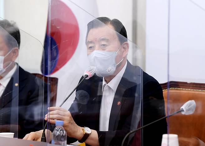 홍문표 국민의힘 의원이 지난 7월 21일 오전 서울 여의도 국회에서 열린 당 대표-중진의원 연석회의에서 발언하고 있다. /연합뉴스