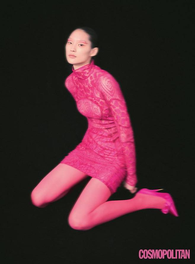 미니드레스, 펌프스 모두 가격미정 톰 포드. 타이츠 에디터 소장품.