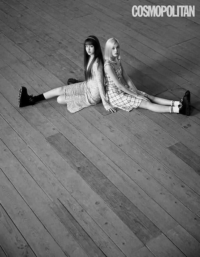 (윤)드레스 4백26만원, 헤어밴드 47만원, 워커 부츠 1백67만원 모두 미우미우. 양말 스타일리스트 소장품.(재이)드레스, 목걸이, 양말 모두 가격미정 디올. 더비 슈즈 31만7천원 아쉬.