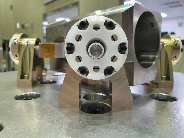 위성 탑재체 IR센서 냉각기에 탑재될 진동저감장치.ⓒ한화시스템