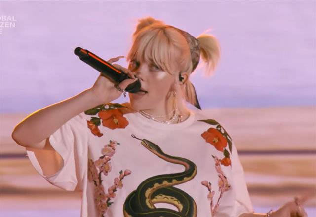 6만여 명의 관객이 모인 미국 뉴욕 센트럴파크에서 노래를 부르는 빌리 아일리시. 글로벌 시티즌 라이브 유튜브 캡처