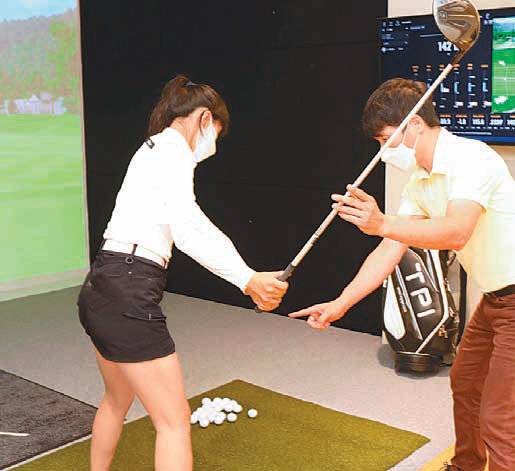 27일 리뉴얼 오픈하는 롯데백화점 잠실점 골프관 내 ‘TPI’(타이틀리스트 퍼포먼스 인스티튜트)에서 한 여성 고객이 골프 스윙 상태를 분석 받고 있다. 롯데백화점 제공