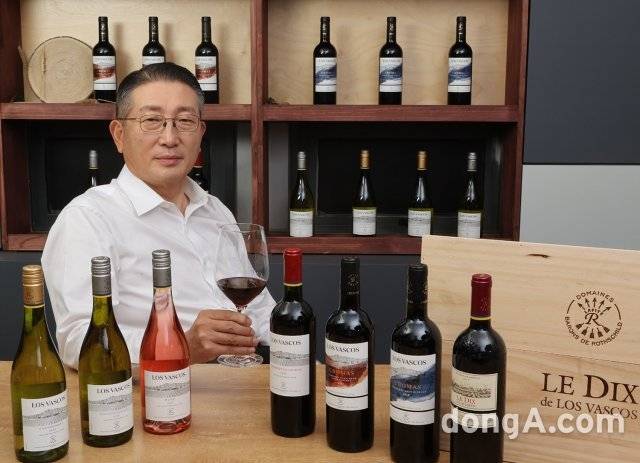 김일주 인터리커 회장이 로스 바스코스 국내 출시 제품과 기념촬영을 하고 있다.