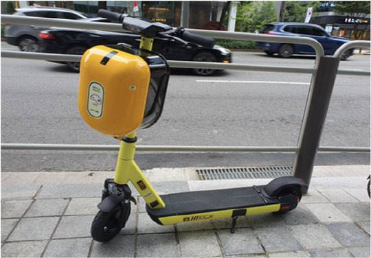 스마트 헬멧 케이스가 탑재된 하이킥 전동킥보드. 하이킥 제공