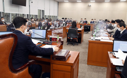 지난달 25일 국회에서 열린 보건복지위원회 전체회의에서 김민석 위원장이 개의 선언을 하고 있다. 연합뉴스