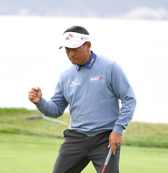 최경주가 27일(한국시간) 미국 캘리포니아주 페블비치 골프링크스 앤드 스파이글래스 힐에서 막을 내린 PGA챔피언스투어 퓨어인슈어런스 챔피언십에서 우승을 확정지은 뒤 주먹을 불끈 쥐고 있다. PGA투어 제공