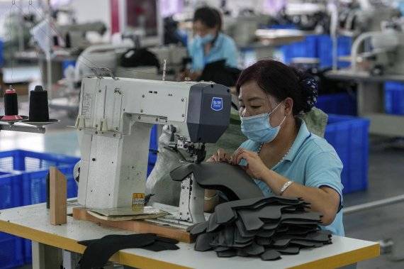 [후베이성(중국)=AP/뉴시스]중국 후베이성의 한 스포츠 장비 제조 공장에서 노동자들이 아이스 스케이팅 장비를 만들고 있다. 2021.08.17.photo@newsis.com /사진=뉴시스