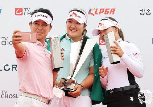 2021년 한국여자프로골프(KLPGA) 투어 엘크루-TV조선 프로 셀러브리티 대회 마지막 날 연장전에서 최혜진을 제치고 우승을 차지한 유해란 프로. 아울러 유해란은 동반 경기한 김지영2와 임창정과 함께 팀 우승도 차지했다. 사진제공=KLPGA